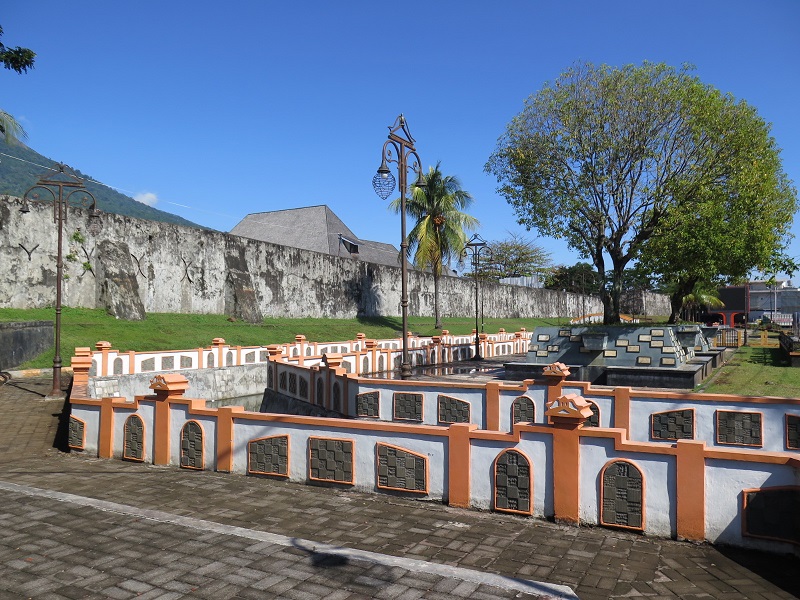 Depan Benteng Fort Oranje Indonesia A-Z