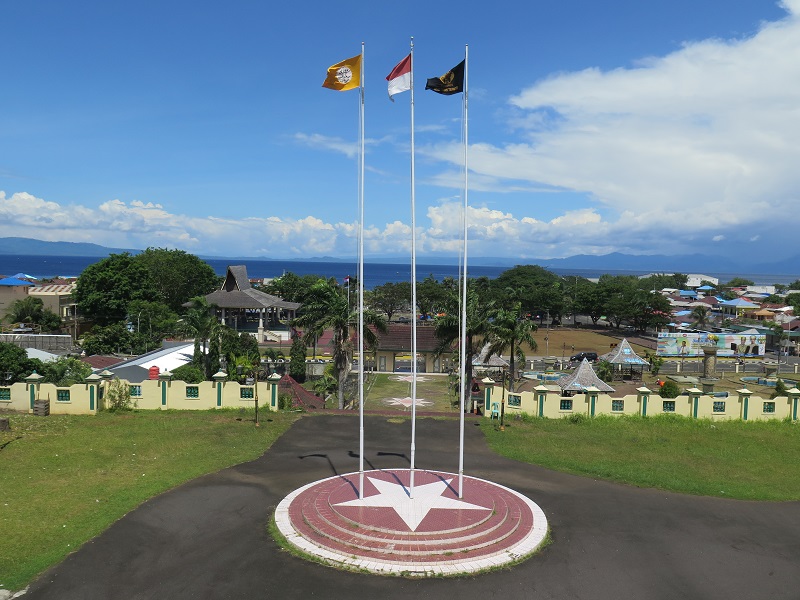 Lempar Batu Danau Tolire Indonesia A-Z